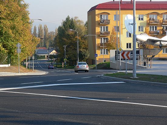 Prostor příborské křižovatky u letadla se po nedávno skončené rekonstrukci stal přehlednějším a měl by být bezpečnější jak pro chodce, tak pro motoristy. 
FOTO: ILONA MAZALOVÁ