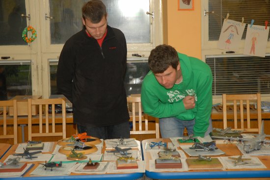 Na sto dvacet modelů museli ohodnotit porotci letošních Kopřivnických pohárů - soutěže plastikových modelářů.
FOTO: DAVID MACHÁČEK