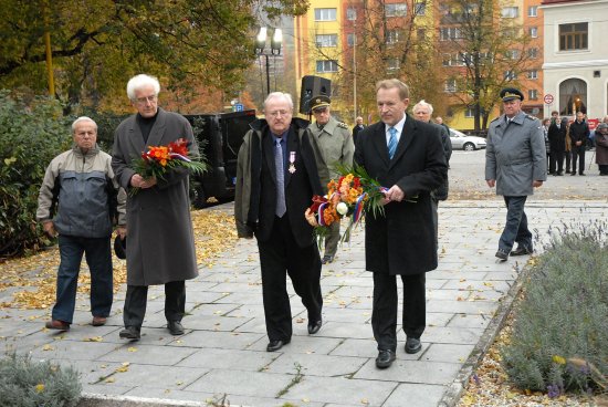 Zástupci města, Masarykova demokratického hnutí, vojenského sdružení rehabilitovaných a dalších organizací položili u příležitosti státního svátku květiny k pomníku T. G. M. 
FOTO: DAVID MACHÁČEK