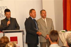 Kopřivnický místostarosta Miroslav Kopečný přebírá ocenění za dílčí úspěch v letošním ročníku srovnávacího výzkumu Město pro byznys.
FOTO: DAVID MACHÁČEK