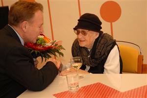 Mezi gratulanty, kteří přišli popřát Emílii Palové k jejím stým narozeninám, byl také kopřivnický starosta Josef Jalůvka.
FOTO: DAVID MACHÁČEK