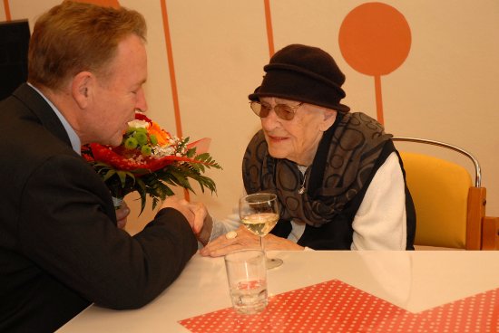 Mezi gratulanty, kteří přišli popřát Emílii Palové k jejím stým narozeninám, byl také kopřivnický starosta Josef Jalůvka.
FOTO: DAVID MACHÁČEK