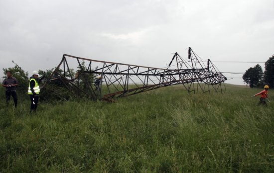 Skupina zlodějů, jejichž řádění mělo za následek pád několika elektrických sloupů mezi Kateřinicemi a Hájovem, už je v rukou policie 
FOTO: PČR