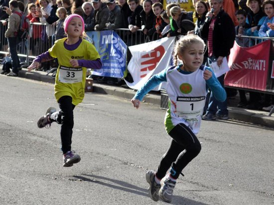 Kopřivnická Nikola Chovanečková (č. 1) svedla na Hornické desítce velký souboj s Markétou Sikorovou z Jablunkova, nakonec se ale v cíli 300 m dlouhé tratě radovala z vítězství.   
FOTO: JIŘÍ HARAŠTA