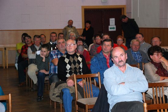 Na veřejném projednávání v Kulturním domě v Mniší byli občané seznámeni s důvody, proč je nutné řešit úpravy stávající točny autobusů ostrůvkem. Pracovníci radnice lidem i po skončení jednání odpovídali na jejich dotazy.
FOTO: DANA HOĎÁKOVÁ