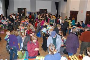 Velký sál Katolického domu při premiérovém Blešáku zaplnili prodejci i víc než pět set nákupu chtivých návštěvníků.
FOTO: DANA HOĎÁKOVÁ