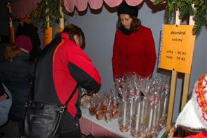 Letošní výtěžek z prodeje výrobků žáků Základní školy v Lubině na tradičním Kateřinském jarmarku byl o tři tisíce větší než vloni. Škola za peníze nakoupí učební pomůcky.
FOTO: DANA HOĎÁKOVÁ