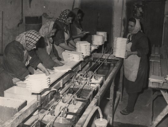 Glazování obkládaček v kopřivnické Kachlovce. Snímek pochází z šedesátých let minulého století, kdy už se blížilo ukončení výroby.
FOTO: ARCHIV MUZEA FOJTSTVÍ