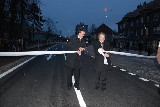 Starosta Josef Jalůvka (vpravo) a zástupce provádějící firmy Colas Libor Navrátil přestřihli slavnostní pásku a po osmiměsíční rekonstrukci tak uvedli do provozu úsek ulice Štefánikovy sahající od městského úřadu ke Katolickému domu.
FOTO: DANA HOĎÁKOVÁ