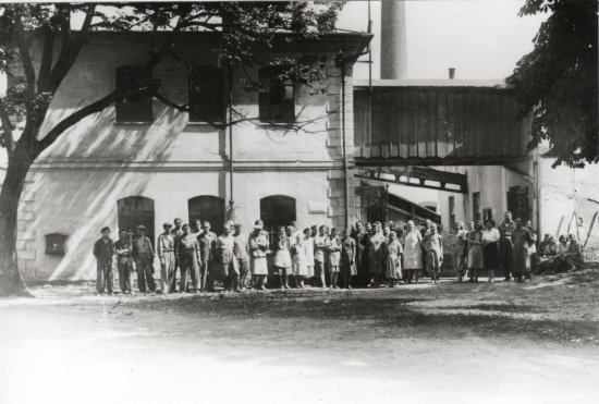 Snímek zaměstnanců kopřivnické továrny na hliněné zboží pocházející z roku 1962, kdy byla produkce definitivně ukončena.
FOTO: ARCHIV MUZEA FOJTSTVÍ
