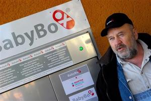 Iniciátor budování babyboxů v českých městech spisovatel Ludvík Hess při otevření třiapadesátého zařízení, které by mělo zachraňovat odložené novorozence na Novojičínsku.
FOTO: ADAM KNESL