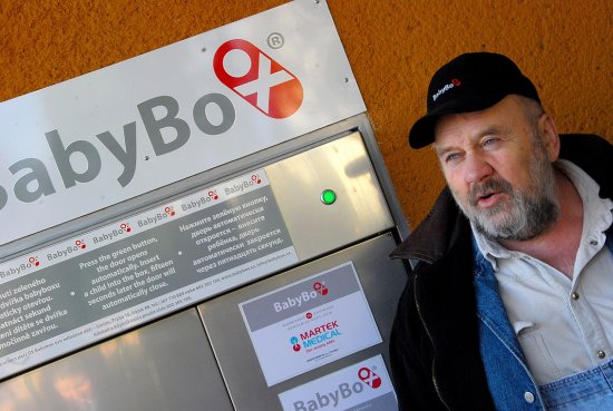 Iniciátor budování babyboxů v českých městech spisovatel Ludvík Hess při otevření třiapadesátého zařízení, které by mělo zachraňovat odložené novorozence na Novojičínsku.
FOTO: ADAM KNESL