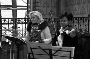 Sopranistka Eva Dřízgová-Jurišová a houslistka Alena Čechová při 2. adventním koncertu v Kopřivnici, který kulturní dům pořádal spolu se Svatováclavským hudebním festivalem.          
FOTO: DAVID MACHÁČEK