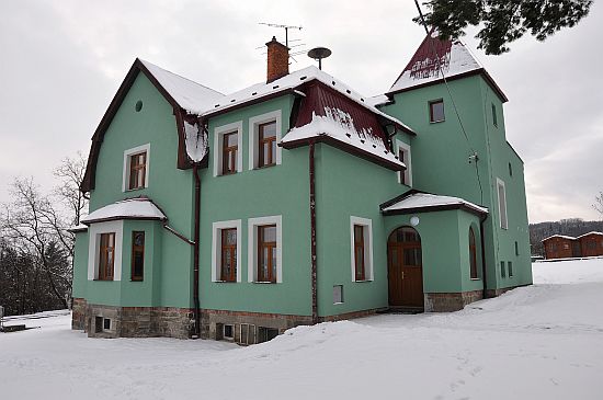 Vila, která je srdcem táborové základny domu dětí a mládeže na Kletné, dostala po letech čekání novou fasádu se zateplením.
FOTO: DAVID MACHÁČEK