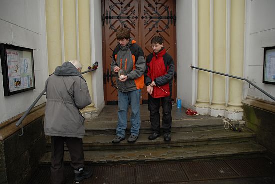 Také letos budou kopřivničtí skauti nabízet možnost odnést si domů betlémské světlo. Na Štědrý den dopoledne je bude možné potkat před kulturním domem i kostelem.
FOTO: DAVID MACHÁČEK