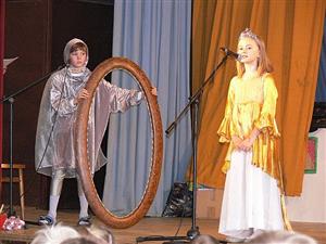 Muzikál Sněhurka a sedm trpaslíků viděly dopoledne děti z místní mateřské školy a žáci z malotřídky z Rybí a Lubiny. Odpolední představení patřilo rodičům a příbuzným.
FOTO: ILONA MAZALOVÁ