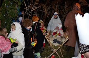 Předvánoční koncert a živý betlém, který uspořádali v Mniší, měl také svou dobročinnou stránku. 3 700 Kč vybraných na dobrovolném vstupném podpoří stavbu turistické chaty na Lysé hoře.
FOTO: JIŘÍ KABUĎA