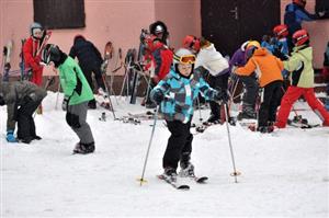 Teprve na začátku tohoto týdne se na Červeném kameni rozjela lyžařská sezona. Dopoledne sjezdovka patří školákům, odpoledne veřejnosti.
FOTO: D. MACHÁČEK