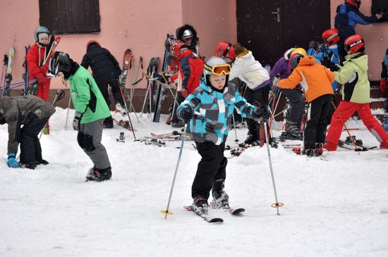 Teprve na začátku tohoto týdne se na Červeném kameni rozjela lyžařská sezona. Dopoledne sjezdovka patří školákům, odpoledne veřejnosti.
FOTO: D. MACHÁČEK