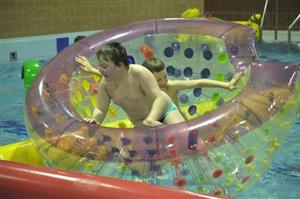 Řada atrakcí zpestřila v neděli odpoledne oslavy 20. výročí fungování krytého bazénu v Kopřivnici. Lidé si mohli za dvacetikorunu užít nejen plavání, ale i aquazorbing a další atrakce.
FOTO: DAVID MACHÁČEK