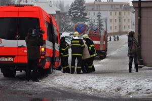 Hasiči pomáhají obyvatelům vyhořelého pečovatelského domu v Příboře s evakuací. Požár si ovšem bohužel vyžádal i lidské oběti.
FOTO: DAVID MACHÁČEK