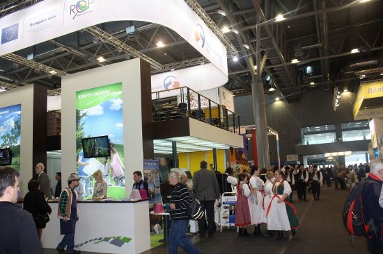 Stánek Moravskoslezského kraje na veletrhu Regiontour lákal nejen na folklor, ale také na regionální speciality z kuchařky Jak šmakuje Moravskoslezsko.
FOTO: LUKÁŠ FILIP
