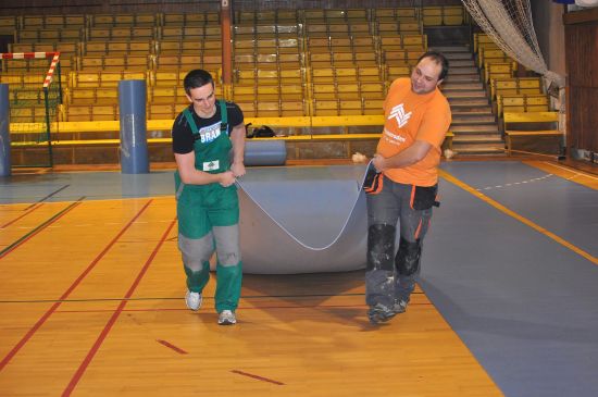 Nový povrch byl v hale ZŠ E. Zátopka pokládán v jednotlivých pásech. Pracovníkům brněnské specializované firmy kompletní práce trvaly pět dní.
FOTO: JANA FEILHAUEROVÁ