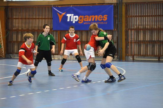 Utkání turnaje Česko-Slovenské ligy mladších žáků Kopřivnice versus Karviná byl pohledný a navíc napínavý až do konce. Karviná nakonec zvítězila o jediný gól.
FOTO: JANA FEILHAUEROVÁ