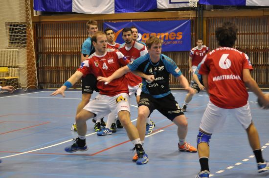 Při poslední prověrce sil před návratem do extraligových bojů testovali házenkáři Kopřivnice nejen formu, ale i nový povrch v hale ZŠ Emila Zátopka.
FOTO: JANA FEILHAUEROVÁ