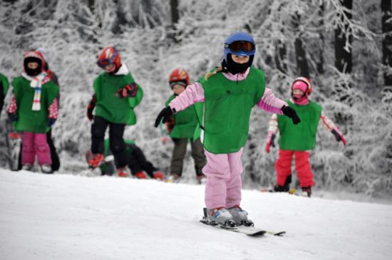 Děti z prvního stupně kopřivnické Základní školy Emila Zátopka si minulý týden užívaly lyžařského výcviku na místní sjezdovce. Škola letos poprvé dělá výcvik ve třech týdnech. FOTO: J. FEILHAUEROVÁ