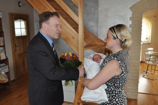 Starosta Josef Jalůvka gratuluje Pavle Novobilské, která je maminkou letošního prvního kopřivnického občánka. Malá Simonka své přivítání celé prospala.
FOTO: DAVID MACHÁČEK