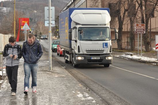 Zkoušky v autoškole podle statistik nejsou žádnou formalitou. Napoprvé jimi projde jen něco přes 43 % lidí. Stoprocentní úspěšnost nemají ani řidiči, kteří už ŘP vlastnili a přišli o něj.  
FOTO: DAVID MACHÁČEK