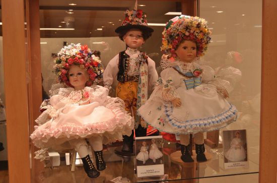 Panenky v ručně šitých, historicky věrných a do detailu propracovaných zmenšeninách lidových krojů mohou lidé v Lašském muzeu obdivovat ještě dva měsíce.
FOTO: DAVID MACHÁČEK