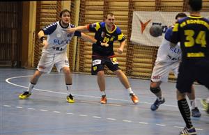 Jednou z posil Kopřivnice pro jarní kola extraligy je pivot Marek Třeštík (vpravo). Posílit by měl především obranu, ta však v zápase s Plzní zatím nefungovala ideálně.
FOTO: JANA FEILHAUEROVÁ