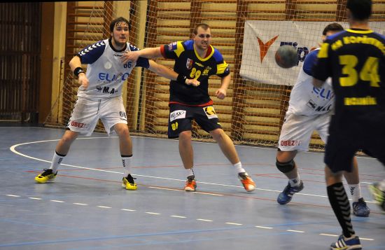 Jednou z posil Kopřivnice pro jarní kola extraligy je pivot Marek Třeštík (vpravo). Posílit by měl především obranu, ta však v zápase s Plzní zatím nefungovala ideálně.
FOTO: JANA FEILHAUEROVÁ