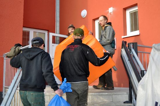 Lidé z občanského sdružení „Máš čas?“ společně s několika klienty nízkoprahového denního centra Racek přestěhovali jeho vybavení do nového působiště na ulici Horní.
FOTO: DAVID MACHÁČEK