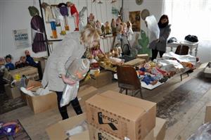 Pracovníci kopřivnické radnice připravují loutky ze skladu v budově bývalého loutkového divadla k transportu do kulturního domu, kde budou mít loutkoherci nové působiště. 
FOTO: DAVID MACHÁČEK