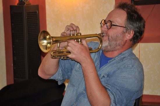 Norský jazzový trumpetista Didrik Ingvaldsen společně s trojicí svých českých spoluhráčů bavil kopřivnické publikum v předvečer natáčení nového CD.
FOTO: DAVID MACHÁČEK