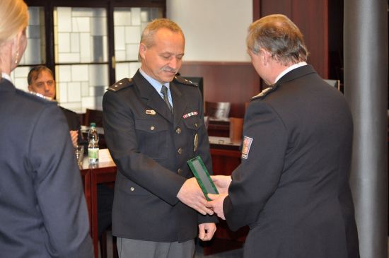 Tomáš Jaroň přebírá ocenění za 30 let práce u policie.
FOTO: DAVID MACHÁČEK
