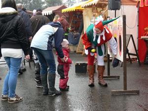 Kromě divadelních a hudebních vystoupení zpestřovaly hlavně dětem Valentinskou pouť v Příboře pohádkové postavy, které je „obsluhovaly“ na jednotlivých atrakcích. 
FOTO: ILONA MAZALOVÁ