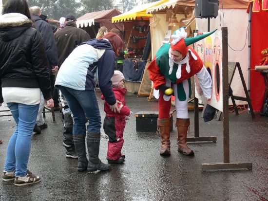 Kromě divadelních a hudebních vystoupení zpestřovaly hlavně dětem Valentinskou pouť v Příboře pohádkové postavy, které je „obsluhovaly“ na jednotlivých atrakcích. 
FOTO: ILONA MAZALOVÁ