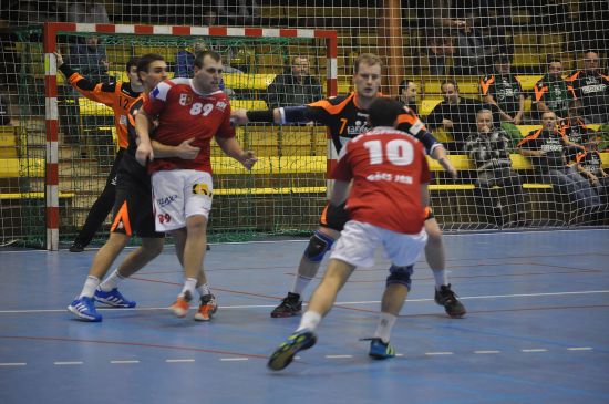 Kopřivnice se snažila s favorizovanou Karvinou držet krok, vybrala si však i slabší chvilky a nakonec Baníku podlehla rozdílem pěti branek.
FOTO: JANA FEILHAUEROVÁ