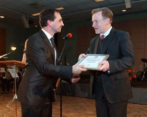 Starosta Kopřivnice Josef Jalůvka (vpravo) přebírá z rukou náměstka hejtmana Jihomoravského kraje Romana Celého cenu ministerstva vnitra za kvalitu a inovaci ve veřejné správě.
FOTO: KAREL DVOŘÁK