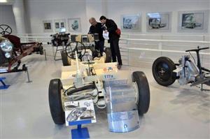 Odborníci Národního technického muzea obhlížejí exponáty zapsané na seznam kulturních památek. Podle ředitele zdejšího muzea připravovaná dražba Tatry existenci sbírky přímo neohrožuje.
FOTO: DAVID MACHÁČEK