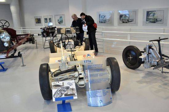 Odborníci Národního technického muzea obhlížejí exponáty zapsané na seznam kulturních památek. Podle ředitele zdejšího muzea připravovaná dražba Tatry existenci sbírky přímo neohrožuje.
FOTO: DAVID MACHÁČEK