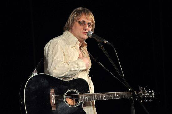 Lukáš Pavlásek jako jeden z trojice stand-up komiků bavil kopřivnické publikum v kulturním domě mimo jiné i jako slovenský popový zpěvák Jožo Kysucký.
FOTO: DAVID MACHÁČEK