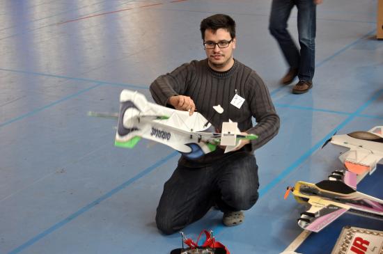 Martin Hauk upravuje svůj letoun před svým soutěžním vystoupením v Kopřivnici. Zdejší házenkářská hala hostila netypickou soutěž už podruhé.
FOTO: DAVID MACHÁČEK