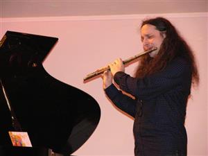 Host Jazzu U Písařů Michal Žáček, který střídal během nedělního koncertu flétnu se saxofonem, byl v očekávání nejen dalšího koncertu v Brně, ale i narození třetího potomka.
FOTO: ILONA MAZALOVÁ