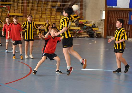 Děti z prvního stupně základních škol se díky Lašské lize mají možnost seznámit s miniházenou hranou na polovině velkého hřiště. 
FOTO: JANA FEILHAUEROVÁ