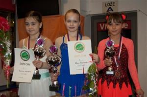 Klára Štěpánová si v Českých Budějovicích vyjela titul mistryně ČR v kategorii nejmladších žaček. Na snímku uprostřed se stříbrnou a bronzovou medailistkou. 
FOTO: LEO ŠTĚPÁN
